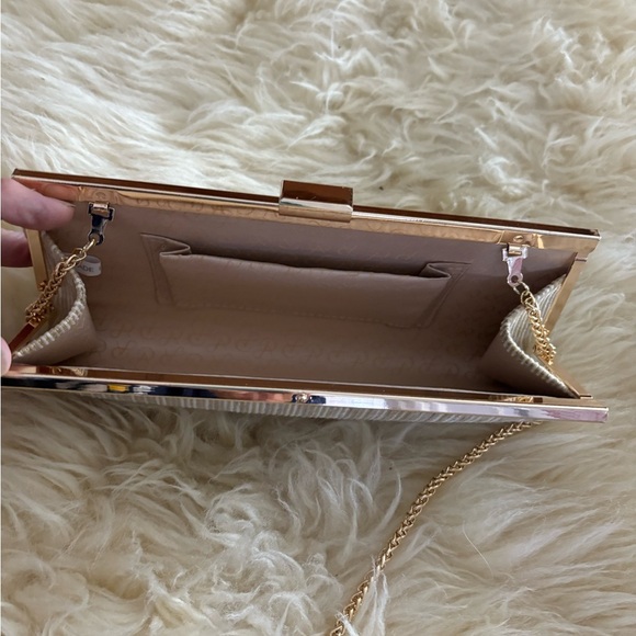 Elegant Gold Clutch with Chain Strap - Picture 3 of 3